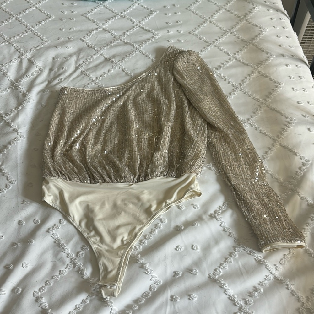 Lulus medium sequined gold one sleeve bodysuit - Picture 1 of 4